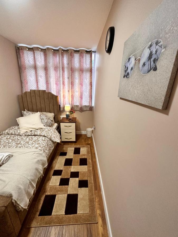 Canary Wharf Single Double And En-Suite Rooms ลอนดอน ภายนอก รูปภาพ