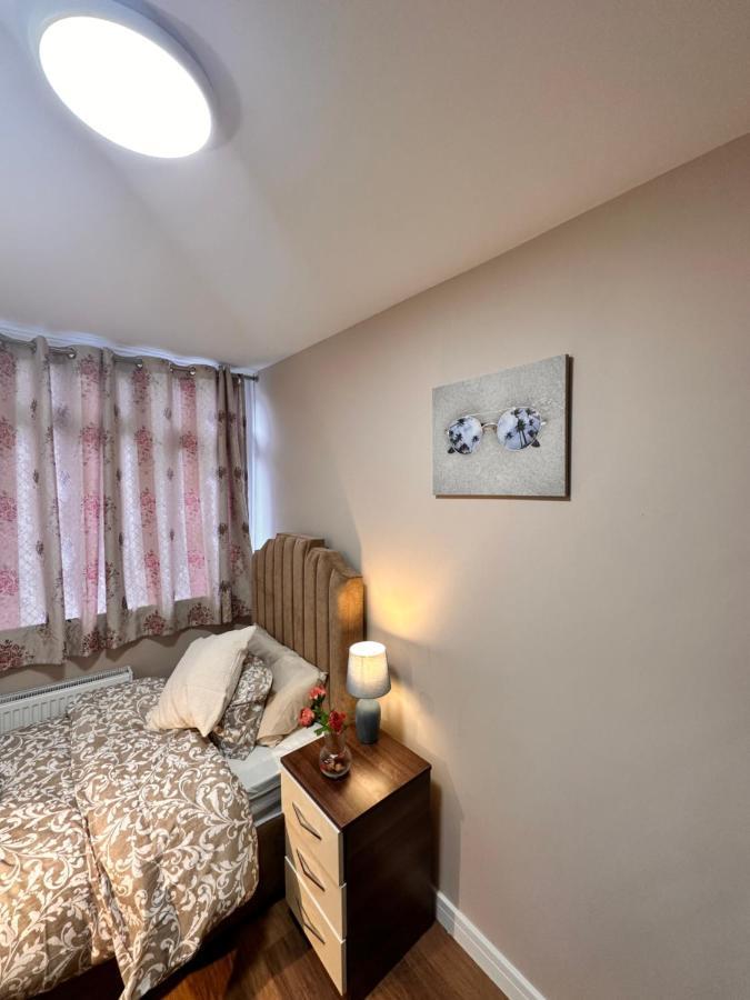 Canary Wharf Single Double And En-Suite Rooms ลอนดอน ภายนอก รูปภาพ